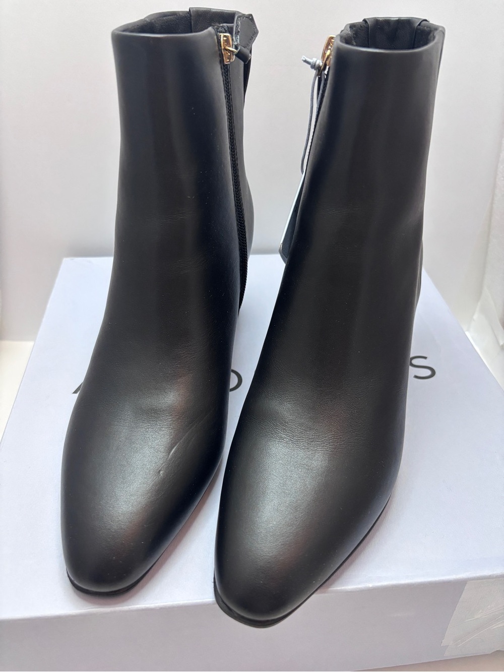 AEROSOLES Black Leather Pointed Toe Ankle Boots with Side Zip